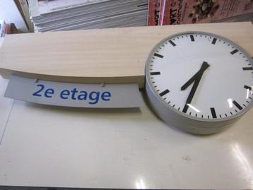 V&D Hilversum – Groot bord met klok “2e etage  beschikbaar voor biedingen
