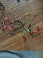 Vier hele leuke kleurrijke Jah Jah armbandjes met knoopjes, Ophalen of Verzenden, Zo goed als nieuw, Overige kleuren, Overige materialen