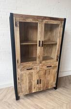 Magazijn Leegverkoop Vitrinekast Britt mangohout metaal zwar, Huis en Inrichting, Woonaccessoires | Overige, Nieuw, Ophalen of Verzenden