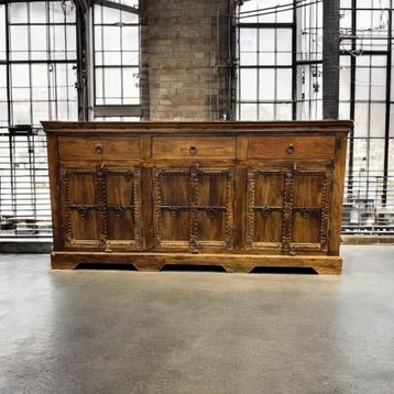 Vintage houten kast / dressoir met ijzeren accent beschikbaar voor biedingen
