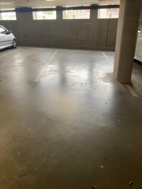 Parkeerplaats overdekt, Huizen en Kamers, Garages en Parkeerplaatsen, Flevoland
