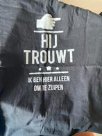 Zwart T-shirt - Hij Trouwt -, Ophalen of Verzenden, Nieuw, Maat 52/54 (L), Zwart