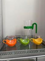 Vintage glazen en kan in plastic houder - jaren ‘70, Huis en Inrichting, Keuken | Servies, Glas, Gebruikt, Ophalen of Verzenden