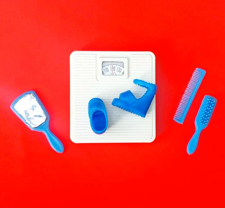 Vintage Barbie spulletjes: weegschaal Acme, wedges en kammen, Verzamelen, Poppen, Zo goed als nieuw, Accessoires, Ophalen of Verzenden