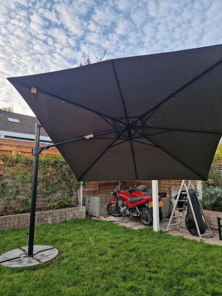 Mooie zweefparasol Orleans., Tuin en Terras, Parasols, Zo goed als nieuw, Zweefparasol, 2 tot 3 meter, Kantelbaar, Verstelbaar