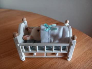 Sylvanian families babybed met laatjes compleet/babykonijn beschikbaar voor biedingen