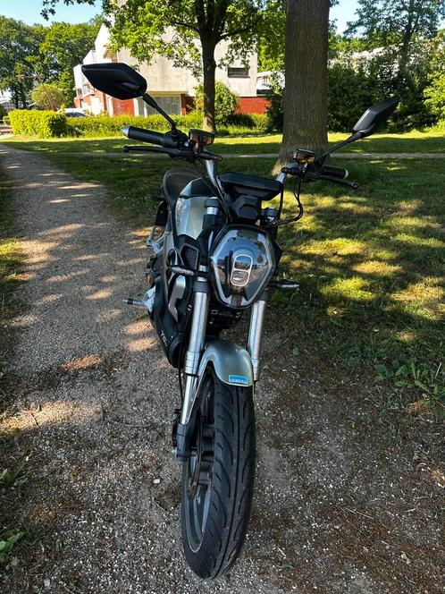 Super Soco TSX – Nieuwe Remblokken + Snellader, Fietsen en Brommers, Brommeronderdelen | Scooters, Zo goed als nieuw, Overige merken