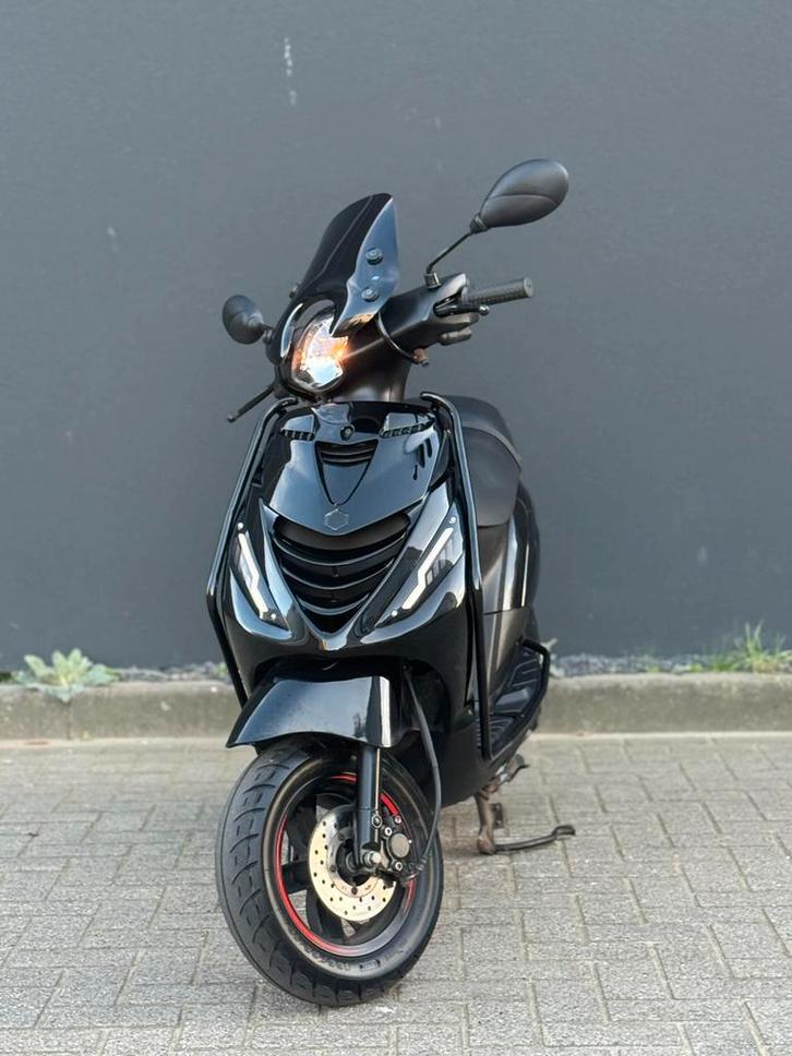 Piaggio ZIP 4t brom iGet 2020 FULL BLACK ALPHA SP, Fietsen en Brommers, Scooters | Piaggio, Zo goed als nieuw, Zip, Maximaal 45 km/u