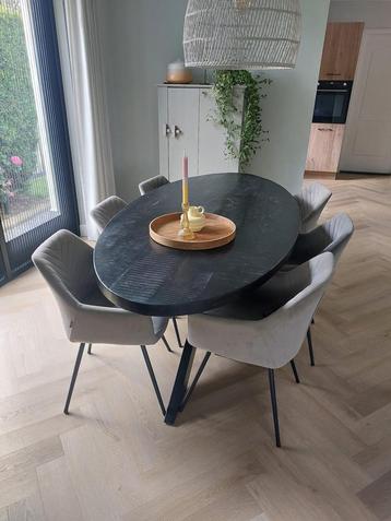Zwart houten tafelblad en stalen poten met Riverdale stoelen beschikbaar voor biedingen
