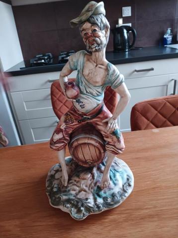 Vintage Capodimonte Figuur - Dronken Man op Vat beschikbaar voor biedingen