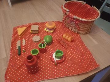 Picknick mandje met houten speelgoed beschikbaar voor biedingen