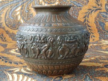 Prachtige zware antieke Oosterse pot van bewerkt brons 14 cm beschikbaar voor biedingen