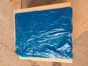 Plastic zak blauw beschikbaar voor biedingen