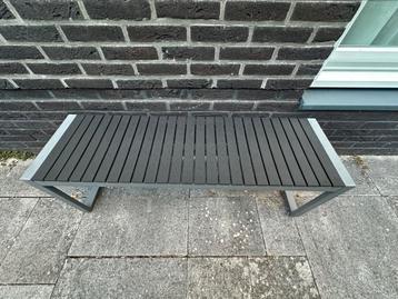 Mooie tuinbank beschikbaar voor biedingen