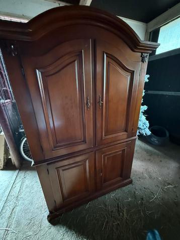 Mooie Houten Opbergkast met Deuren beschikbaar voor biedingen