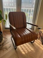 Leuke stoel met houten armleggers, Huis en Inrichting, Fauteuils, Ophalen, Zo goed als nieuw