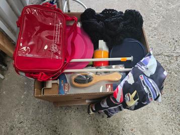 2 bananendozen vol kofferbakmarkt spullen  beschikbaar voor biedingen