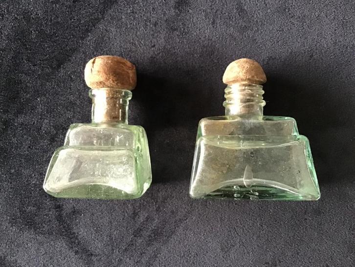 Twee antieke Engelse glazen inktpotten uit einde 19e eeuw, Antiek en Kunst, Antiek | Kantoor en Zakelijk, Ophalen