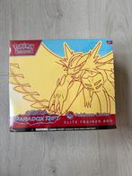 Paradox Rift Roaring Moon Pokemon Center ETB, Ophalen of Verzenden, Zo goed als nieuw