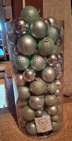 Grote koker vol met mint groene kerstballen, Diversen, Kerst, Ophalen of Verzenden, Zo goed als nieuw