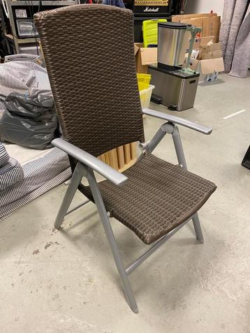 2 tuinstoelen kunststof gevlochten beschikbaar voor biedingen