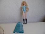 barbie elsa met vast pakje laarzen en rok mattel 2012, Ophalen of Verzenden, Zo goed als nieuw, Barbie