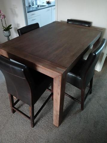 Eetkamertafel + 4 kunstleren barstoelen beschikbaar voor biedingen
