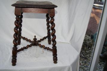 Tafeltje ( Hout bewerkt beschikbaar voor biedingen