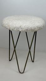 Vintage kruk op hairpin poten en fluffy pluche wit vachtje, Huis en Inrichting, Krukjes, Ophalen, Overige materialen, ., Zo goed als nieuw