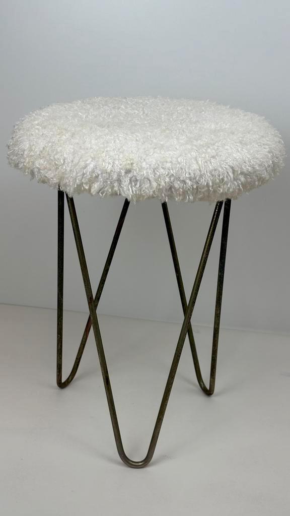Vintage kruk op hairpin poten en fluffy pluche wit vachtje, Huis en Inrichting, Krukjes, Zo goed als nieuw, Overige materialen