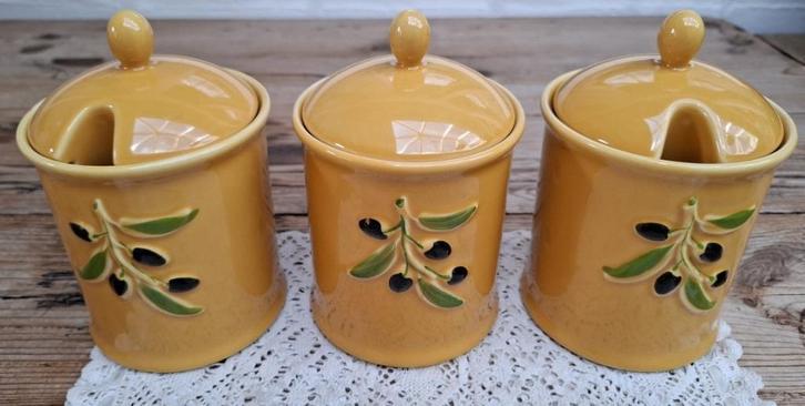3 Gele Franse potjes met olijven reliëf, 1 knoflookpotje, Huis en Inrichting, Keuken | Servies, Zo goed als nieuw, Overige typen
