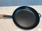 Staub gietijzeren koekenpan 28 cm mat zwart heel goede staat, Huis en Inrichting, Gebruikt, Gietijzer, Ophalen of Verzenden, Staub
