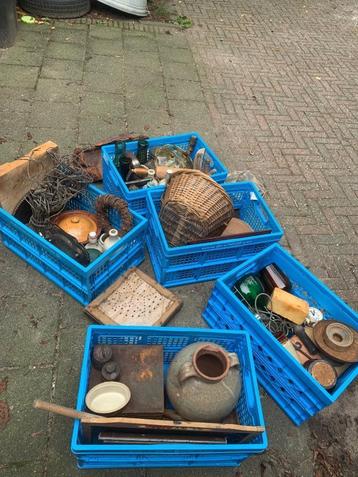 Partij brocante. Potten, flessen, hakblok, keukengerei beschikbaar voor biedingen