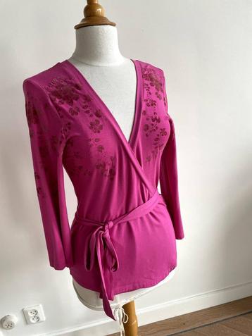 Oilily: Roze wikkelshirt met opdruk. Maat M beschikbaar voor biedingen