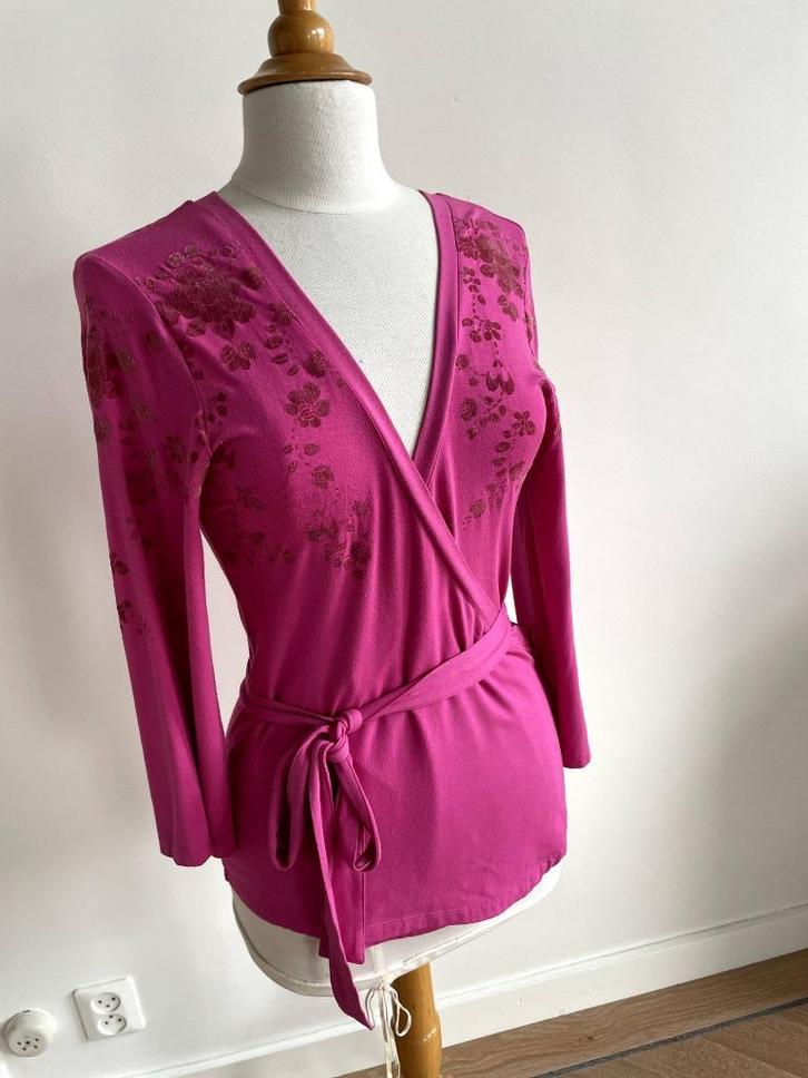 Oilily: Roze wikkelshirt met opdruk. Maat M, Kleding | Dames, Truien en Vesten, Zo goed als nieuw, Maat 38/40 (M), Roze, Ophalen of Verzenden