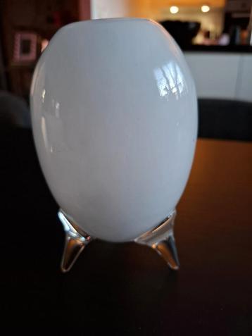 Witte Dutz Vaas met Glazen Voetjes. beschikbaar voor biedingen