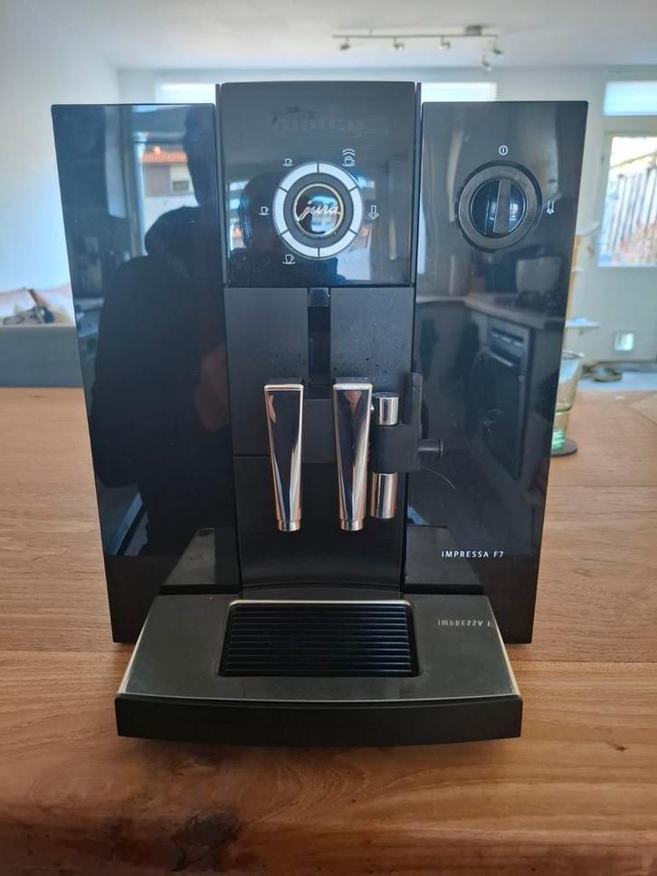 Compleet Gereviseerde Jura F7 piano black, Witgoed en Apparatuur, Koffiezetapparaten, Zo goed als nieuw, Koffiebonen, Koffiemachine