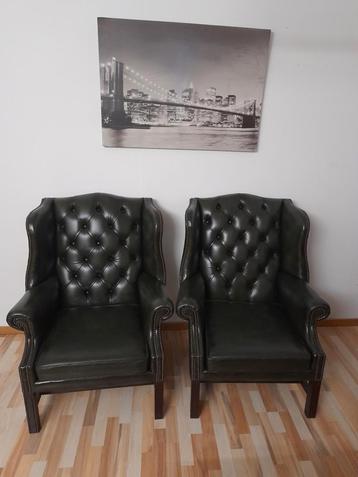 2 Chesterfield  fauteuils in donker groen leder beschikbaar voor biedingen