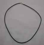 Rubber koord met zilveren slotje 45 cm lang nr.282, Sieraden, Tassen en Uiterlijk, Kettingen, Verzenden, Zo goed als nieuw, Zwart