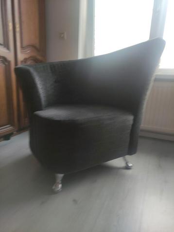 Fauteuil donkerder grijs bijna zwart. 