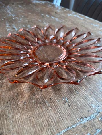 Vintage Roze Glazen Bord beschikbaar voor biedingen