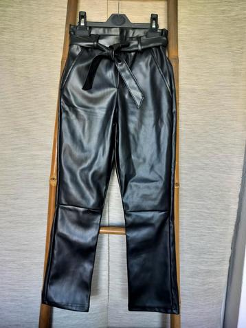 Lederlook broek maat 134 beschikbaar voor biedingen