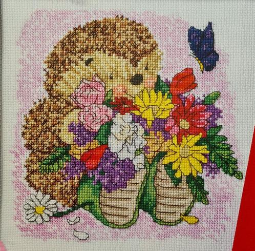 Ed de egel met bos bloemen en vlinder borduurpatroon, Hobby en Vrije tijd, Borduren en Borduurmachines, Nieuw, Patroon, Handborduren