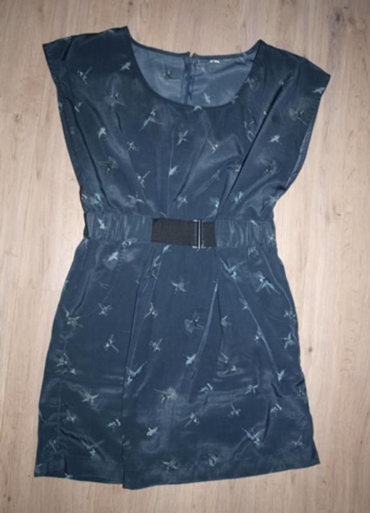 Grijze Jurk Vogelprint B.Young (44), Kleding | Dames, Jurken, Zo goed als nieuw, Maat 42/44 (L), Grijs, Knielengte, Ophalen of Verzenden
