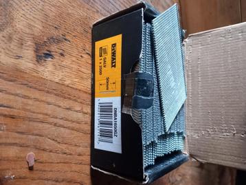 Afwerknagels de walt 50 mm 1  2500 16ga in doosje  beschikbaar voor biedingen