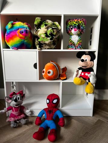 Set van 7 grote knuffels, oa een TY kat, Nemo, Mickey Mouse. beschikbaar voor biedingen