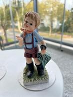 Oud porseleinen beeldje van een jongetje, Antiek en Kunst, Antiek | Porselein, Ophalen of Verzenden