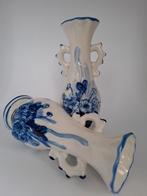 2 oorvaasjes Delftsblauwe stijl, Ophalen of Verzenden, Blauw, Aardewerk of Porselein, Minder dan 50 cm