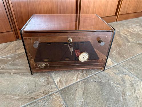 Humidor Gerard Genève plexiglas Hilton sigaren vitrine, Huis en Inrichting, Woonaccessoires | Kisten, Zo goed als nieuw, Minder dan 50 cm