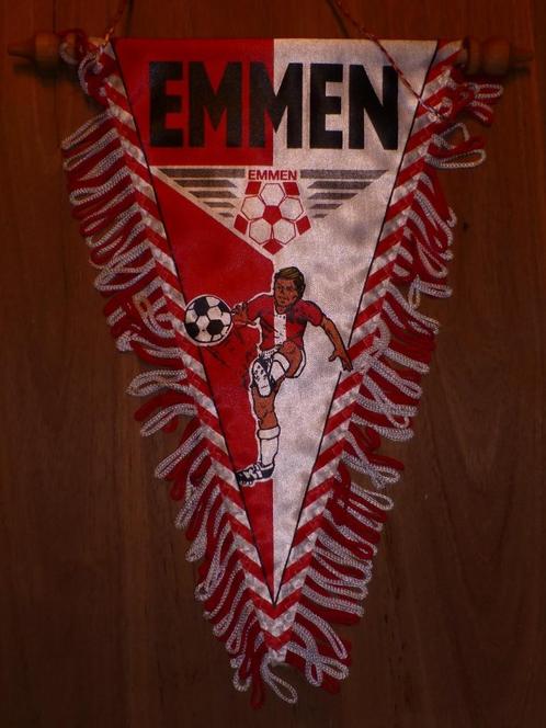 2x vaan voetbal VV Emmen 2x ander logo voetbalvaan, Verzamelen, Sportartikelen en Voetbal, Zo goed als nieuw, Vaantje of Sjaal